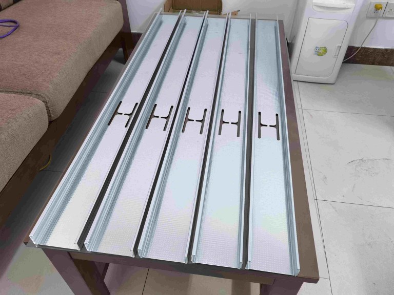 Yüksek Kaliteli, Hazır Rulo Şekillendirilmiş Metal Ürün - Makinemizle üretilen galvanizli çelik çatı levhası veya yapı profili örneği.