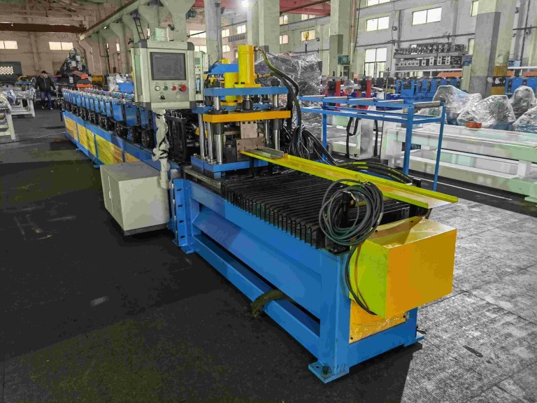 Yüksek Verimliliğe Sahip Komple C Profil Rulo Şekillendirme Makine Hattı - Beli RollForming'den C/Z aşık veya metal çatı panelleri için otomatik üretim hattı.