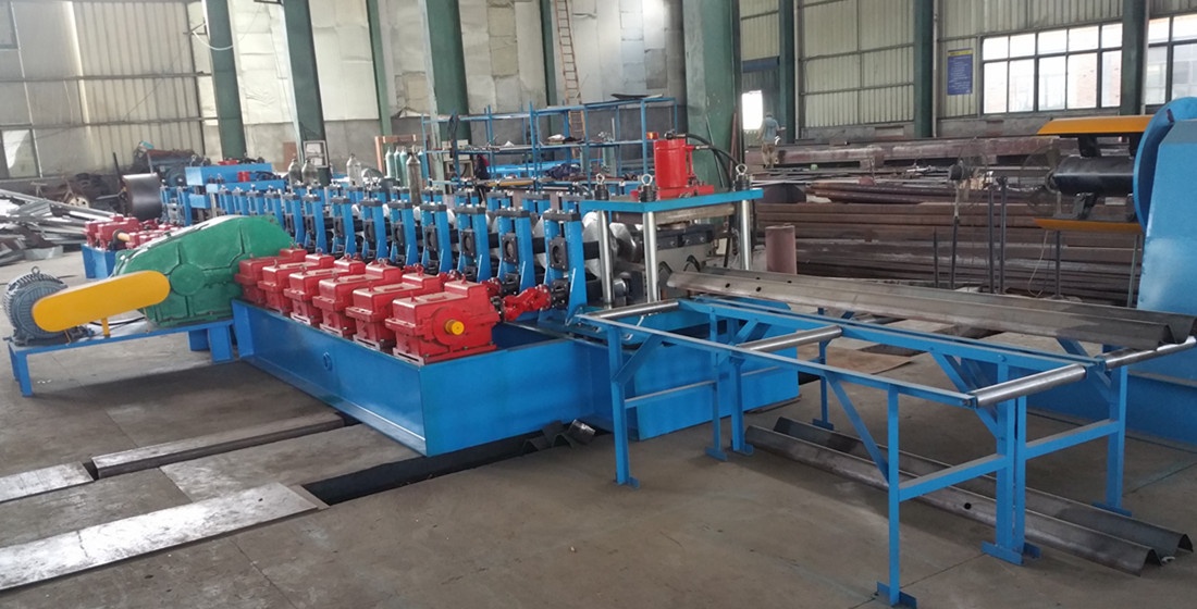 Guardrail Machine, Crash Barrier Machine 15 เครื่องขึ้นรูปเย็นสำหรับแผงกั้นกันชน