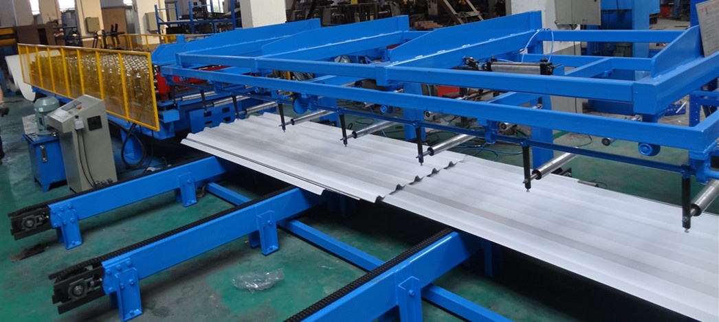 Taiwan Design Metal Roof Roll Forming Machine 4 เครื่องขึ้นรูปม้วนหลังคาโลหะ