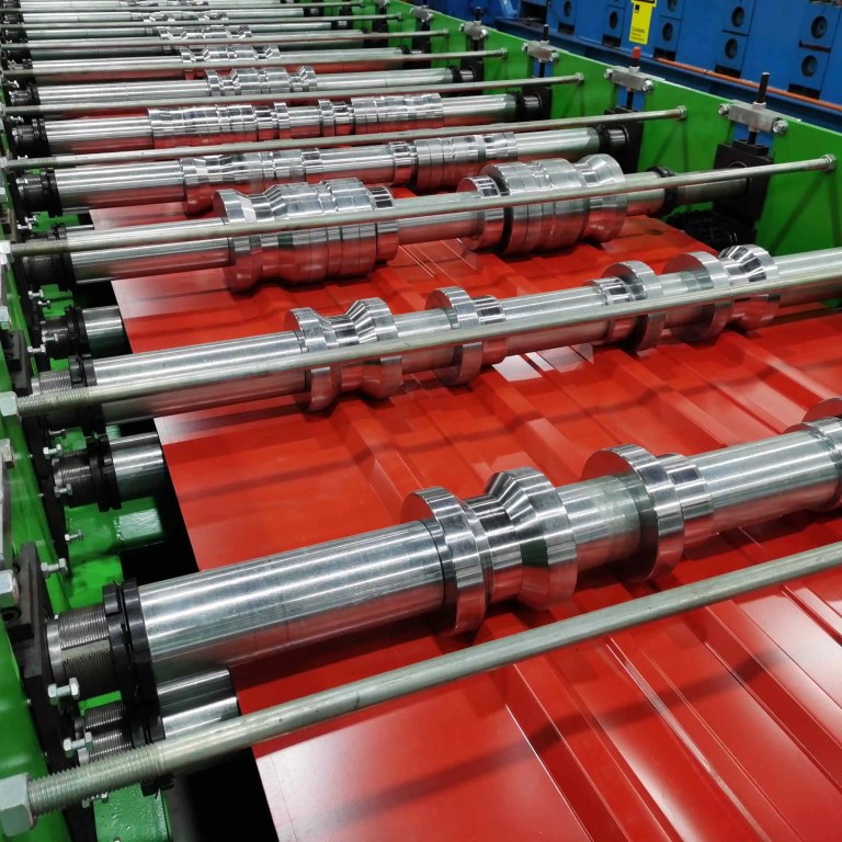 Rodillos y estaciones de servicio pesado de la máquina perfiladora de cubiertas de techo de metal.