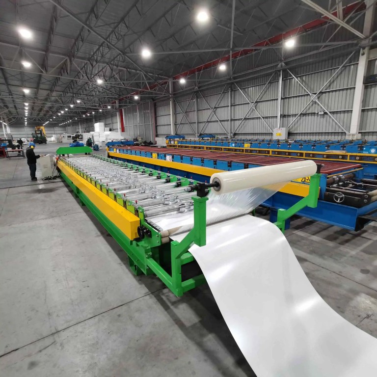Unidad de alimentación y guiado de precisión de una máquina perfiladora de cubiertas de techo metálicas.