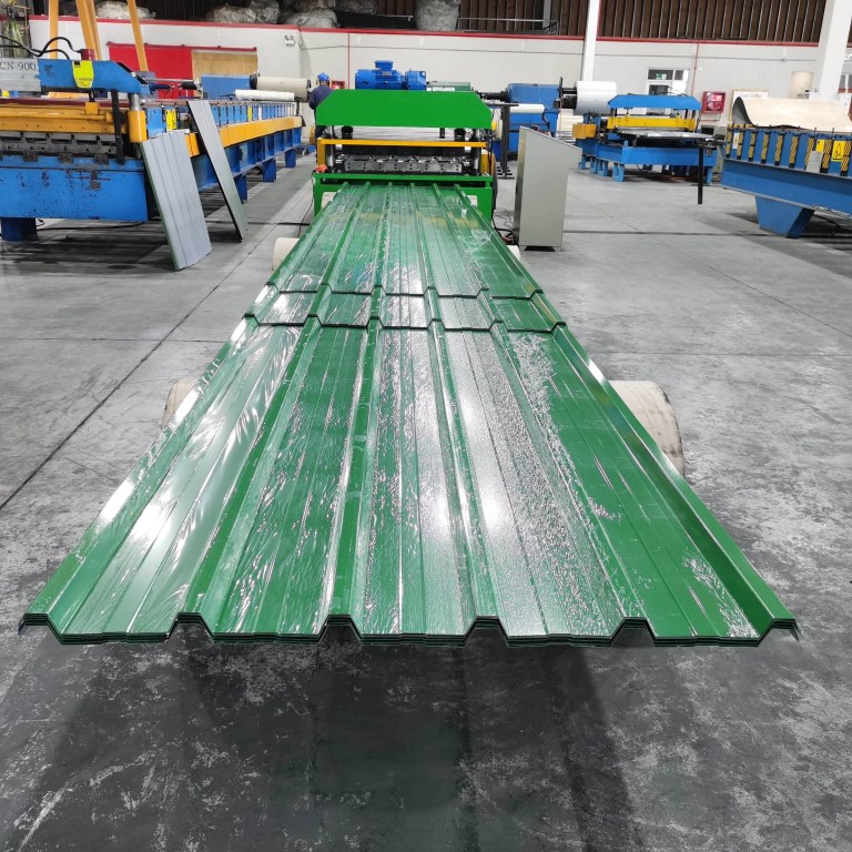 Perfil de cubierta de acero de alta resistencia producido mediante una máquina perfiladora de cubierta de techo de metal.