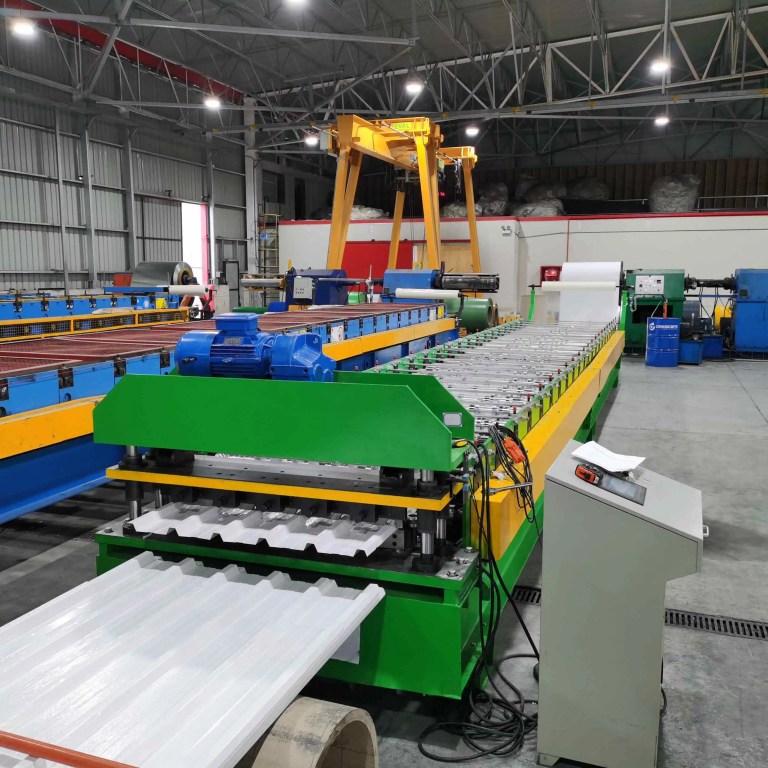 Cizalla hidráulica de post-corte para máquina perfiladora de cubiertas de techo de metal.