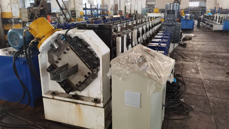Máquina formadora de rollos para postes de barandilla