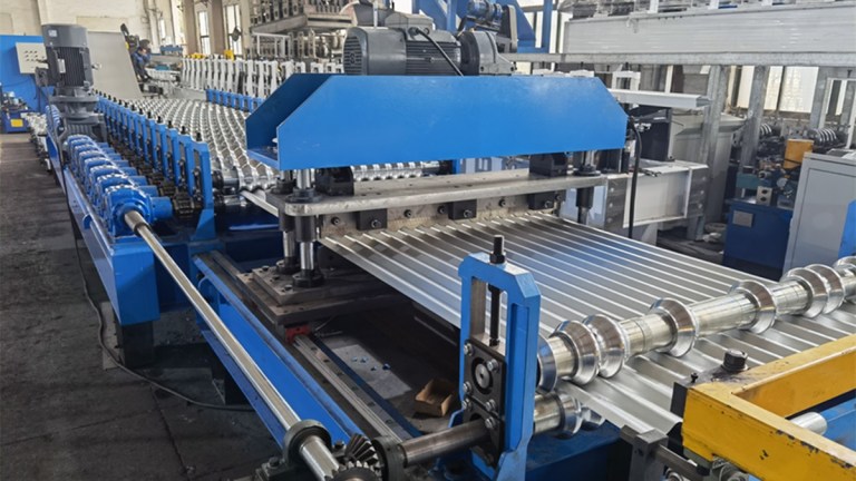 Máquina perfiladora para techos: Construya techos metálicos impecables en 90 segundos. Máquina perfiladora de rodillos para techos