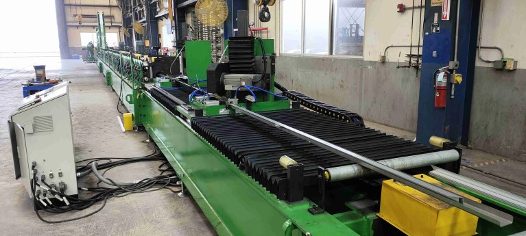 7 razones fundamentales para elegir nuestra máquina de montaje de estructuras fotovoltaicas de eficacia probada para proyectos de 2026 1 Línea de producción completa de máquinas de estructura de montaje fotovoltaico automatizada con PLC de diagnóstico remoto 5G y sistema de cambio de casete.
